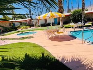 Bazén v ubytování A PLACE IN THE SUN Hotel - ADULTS ONLY Big Units, 24h Heated Pool & Spa in 1 Acre Park Prime Location, DOG Friendly, TOP Midcentury Modern Boutique Hotel nebo v jeho okolí
