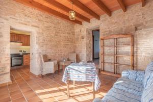 a living room with a table and a kitchen at Es turo de Menorca in Ses Salines