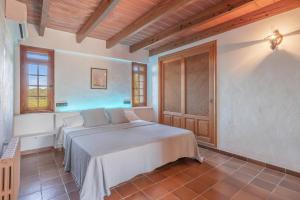 1 dormitorio con cama y ventana en Es turo de Menorca, en Ses Salines