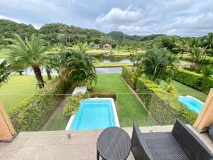 Pogled na bazen v nastanitvi Laguna Pearl Private Pool Villa - Koh Chang oz. v okolici