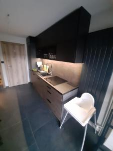 Kuchyňa alebo kuchynka v ubytovaní Dom Minimal House