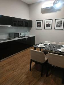 Kuchyň nebo kuchyňský kout v ubytování MARITIME SUITE KARPAH SINGH DRIVE PENANG + 1 fotografie