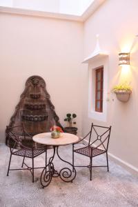 a table and two chairs in a room at Hotel Boutique La Casa Azul in Cuernavaca