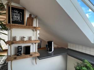 eine Küche mit Holzregalen an der Wand in der Unterkunft Black Forest Appartement - Brandenkopfblick in Zell am Harmersbach + 19 Fotos