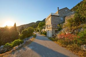 a road leading to a building on a hill at Apartments BARO in Maranovići
