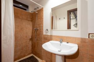 A bathroom at POC A POC SUITES