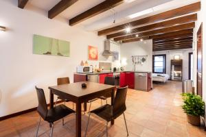 A kitchen or kitchenette at POC A POC SUITES