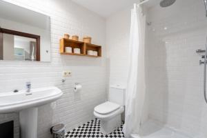A bathroom at POC A POC SUITES Még 37 kép