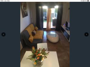 Appartement Golf PANORAMICA في سانت خورذي: غرفة معيشة مع أريكة وطاولة