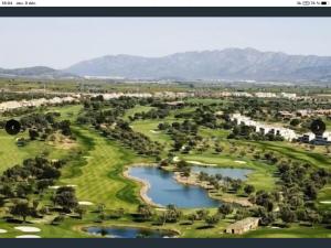 サン・ホルヘにあるAppartement Golf PANORAMICAの湖付きのゴルフ場の空中ビュー