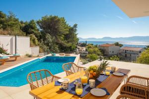 Luxury Villa Azul Makarska with private pool tesisinde veya buraya yakın yüzme havuzu