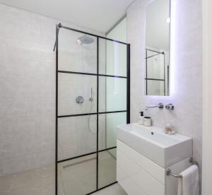 Ένα μπάνιο στο Luxury Villa Azul Makarska with private pool +60 φωτογραφίες