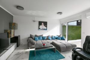 - un salon avec un canapé et une table dans l'établissement Beautiful New House, à Crikvenica