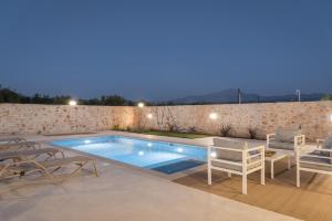 Bazén v ubytovaní Evaero Villas I, II, III, IV, Family Retreats, By ThinkVilla alebo v jeho blízkosti