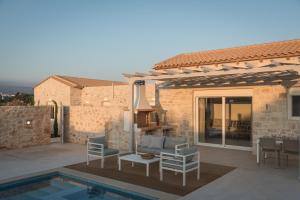 Bazén v ubytovaní Evaero Villas I, II, III, IV, Family Retreats, By ThinkVilla alebo v jeho blízkosti