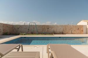 Bazén v ubytovaní Evaero Villas I, II, III, IV, Family Retreats, By ThinkVilla alebo v jeho blízkosti