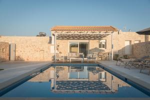 Bazén v ubytovaní Evaero Villas I, II, III, IV, Family Retreats, By ThinkVilla alebo v jeho blízkosti