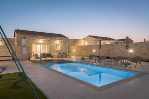 Bazén v ubytovaní Evaero Villas I, II, III, IV, Family Retreats, By ThinkVilla alebo v jeho blízkosti