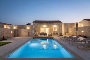 Bazén v ubytovaní Evaero Villas I, II, III, IV, Family Retreats, By ThinkVilla alebo v jeho blízkosti