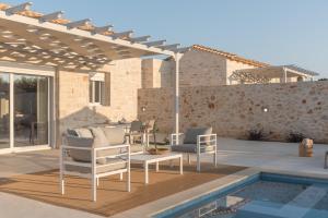 Bazén v ubytovaní Evaero Villas I, II, III, IV, Family Retreats, By ThinkVilla alebo v jeho blízkosti