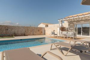 Bazén v ubytovaní Evaero Villas I, II, III, IV, Family Retreats, By ThinkVilla alebo v jeho blízkosti