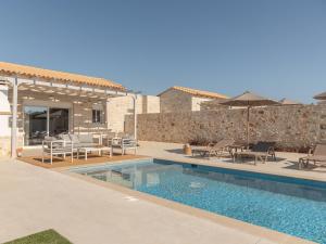 Bazén v ubytovaní Evaero Villas I, II, III, IV, Family Retreats, By ThinkVilla alebo v jeho blízkosti