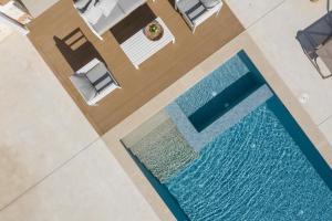 Bazén v ubytovaní Evaero Villas I, II, III, IV, Family Retreats, By ThinkVilla alebo v jeho blízkosti