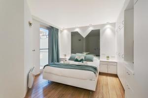 
A bed or beds in a room at Family friendly and fully equipped apt 100m from beach
