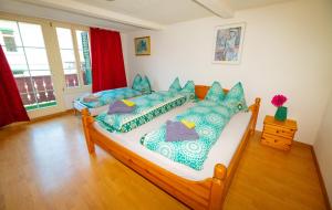 een slaapkamer met 2 bedden en blauwe kussens bij Waldeg 4 Historic House - Holiday Apartment in Interlaken