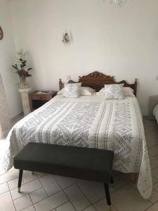 Saint-Georges-de-ReneinsにあるChambres d'hôtes Chez Cocoのベッドルーム1室(大型ベッド1台、白い掛け布団付)