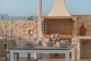 Nápoje v ubytovaní Evaero Villas I, II, III, IV, Family Retreats, By ThinkVilla