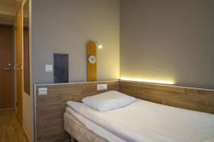 Tempat tidur dalam kamar di Forenom Aparthotel Kemi