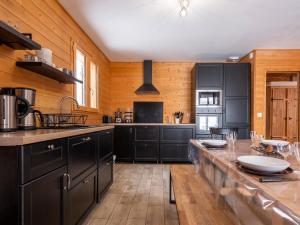A kitchen or kitchenette at Chalet Pom'Pin