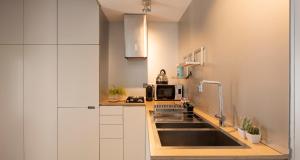 Kuchyňa alebo kuchynka v ubytovaní JOIVY Cosy Apt in Como Centre