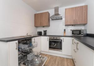 eine Küche mit einem Geschirrspüler in der Mitte in der Unterkunft Dream Apartments Belfast in Belfast