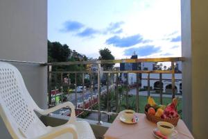 - un balcon avec une table et un bol de fruits dans l'établissement Choophorn House SHA, à Kata Beach