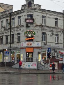 un edificio en una calle con gente caminando delante de él en STAR CITY Hostel en Kiev