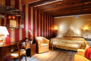 A bed or beds in a room at Ca' Marinella