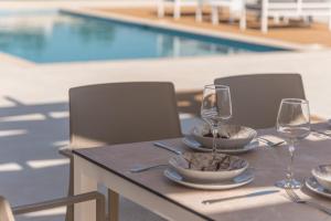 Bazén v ubytovaní Evaero Villas I, II, III, IV, Family Retreats, By ThinkVilla alebo v jeho blízkosti