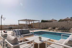 Bazén v ubytovaní Evaero Villas I, II, III, IV, Family Retreats, By ThinkVilla alebo v jeho blízkosti