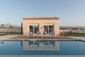 Bazén v ubytovaní Evaero Villas I, II, III, IV, Family Retreats, By ThinkVilla alebo v jeho blízkosti