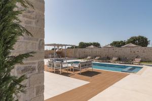 Bazén v ubytovaní Evaero Villas I, II, III, IV, Family Retreats, By ThinkVilla alebo v jeho blízkosti