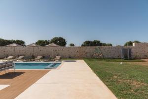 Bazén v ubytovaní Evaero Villas I, II, III, IV, Family Retreats, By ThinkVilla alebo v jeho blízkosti