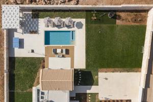 Bazén v ubytovaní Evaero Villas I, II, III, IV, Family Retreats, By ThinkVilla alebo v jeho blízkosti