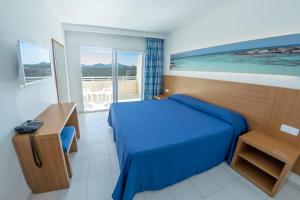 Postel nebo postele na pokoji v ubytování Hotel Club Cala Romani