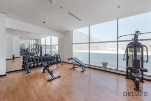 un gimnasio con cintas de correr y equipo cardiovascular en un edificio en Welcoming 1BR at Prime Views Meydan by Deluxe Holiday Homes, en Dubái