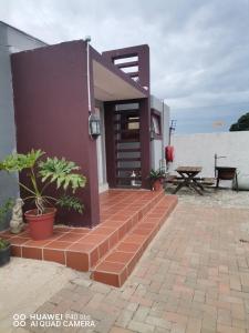 een huis met een stenen loopbrug met planten erop bij Rukza's Guest House in Soweto