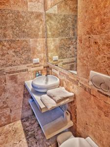 La salle de bains est pourvue d'un lavabo et d'un miroir. dans l'établissement Appartamento San Frediano, à Florence