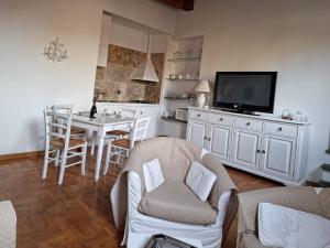 フィレンツェにあるAppartamento San Fredianoのリビングルーム(キッチン、テーブル、椅子付)