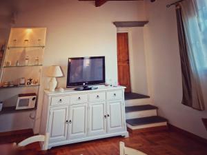 フィレンツェにあるAppartamento San Fredianoの白いキャビネットのテレビ付きの客室です。